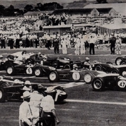GP de Nouvelle Zélande (Hors Championnant) Graham Hill, Jack Brabham, Bruce Mcv Laren et Stirling Moss en 1ère ligne, Jim porte le N°6